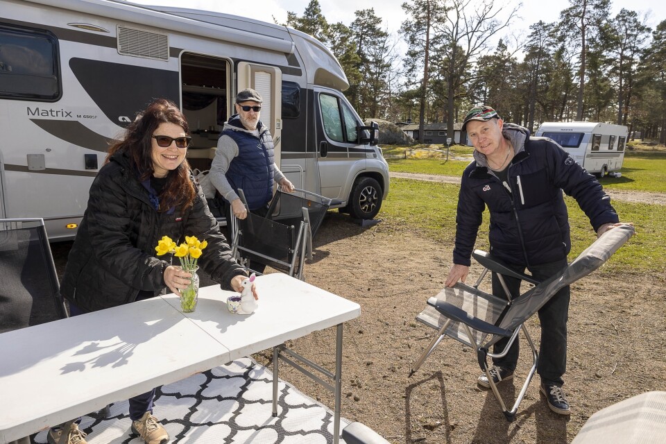 Verona och Christer Eriksson har varit campingkompisar med Stefan Berglund och Anna Berglund, utanför bild, i 20-talet år. De hade valt att slå sig ner på Gunnarsö camping under påsken.