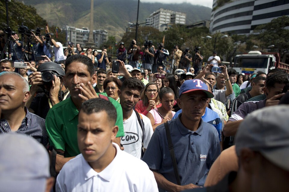 ”Det är Venezuelas folk som ska avgöra vem som ska styra landet och det har skett senast i maj 2018 i ett internationellt övervakat och erkänt presidentval,” skriver Ulf Bjerén.