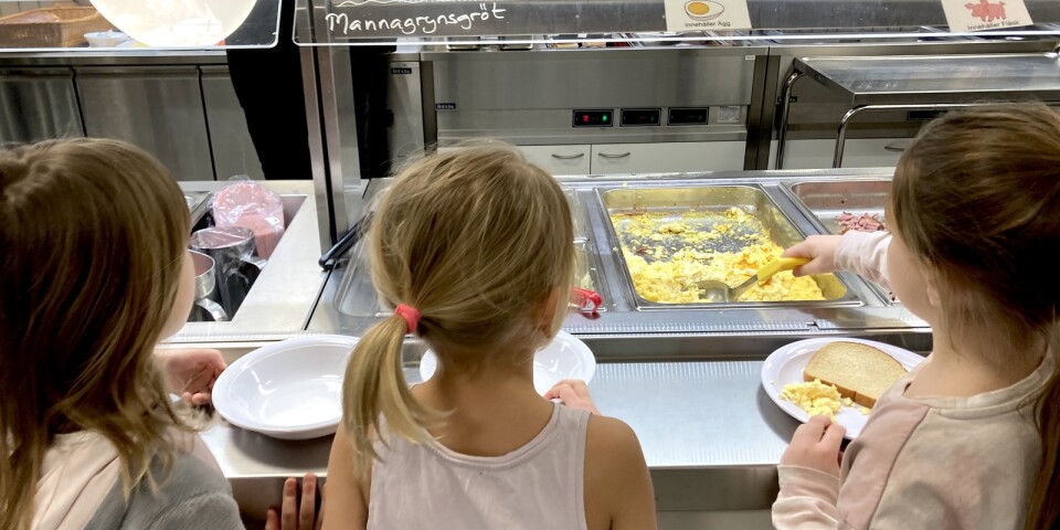 Mannagrynsgröt och äggröra är två omtyckta inslag i frukostbuffén på Väståkraskolan i Anderslöv.
