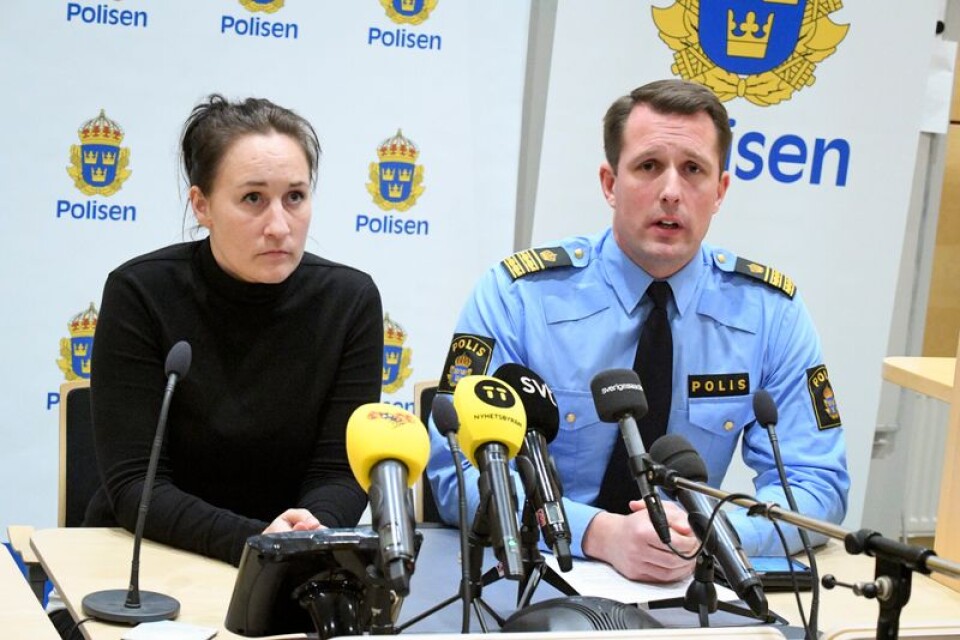 Lisa Green och Mattias Sigfridsson vid Polisen region Syd håller pressträff i polishuset i Växjö efter ett större tillslag mot organiserad människohandel.