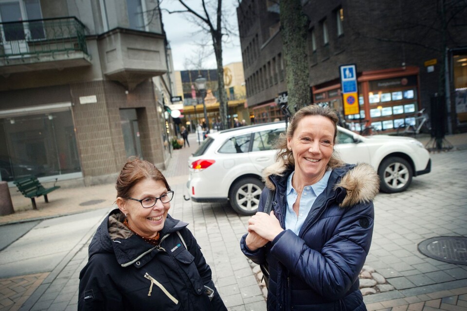 Eva Truedsson (till vänster) och Annette Telander tycker det är synd med alla tomma lokaler i stadskärnan.