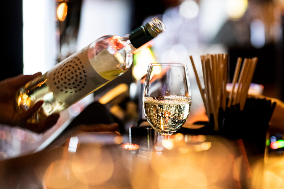 Boende i storstadskommuner dricker mer alkohol än de på mindre orter. På bilden en bar i Stockholm. Arkivbild.
