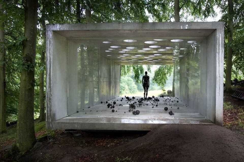 Antony Gormleys skulptur Standing matter har flyttats från Kivik art center och är på väg till Norge.foto: bass nilsson/arkiv