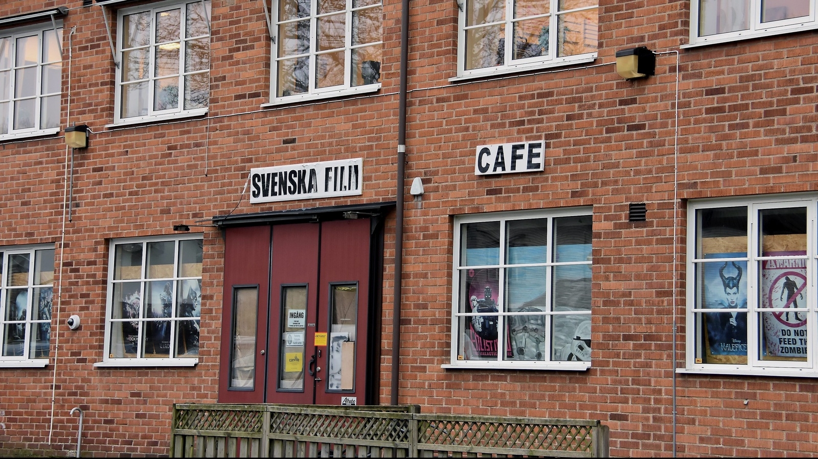 Under tisdagen spärrade polisens Operation Rimfrost  Svenska films lokal i Tyringe. Andra företag som finns i byggnaden är förvånade och oförstående över vad som händer. Foto: Helén Fingalsson