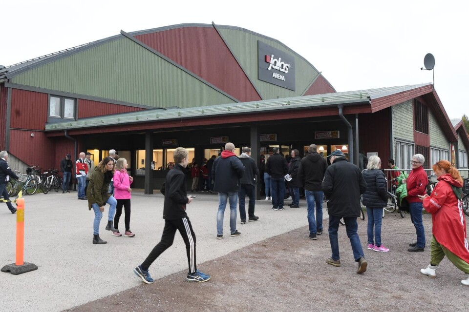 Jalas Arena i Mora uppfyller inte publikkraven. Mora IK har till skillnad från Karlskrona fått dispens – två år i rad.
