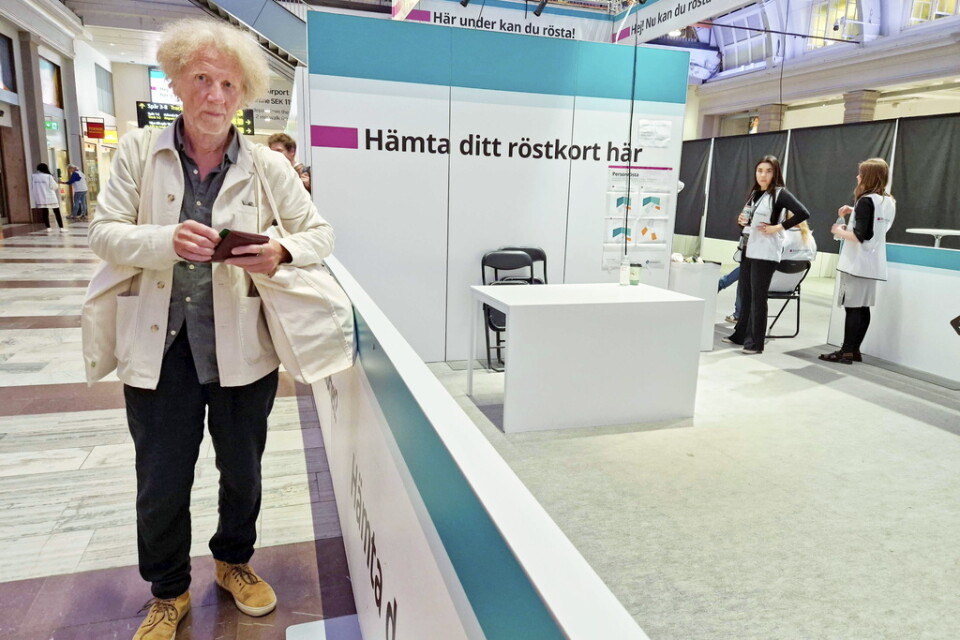 Jan Håfström har köat i över två timmar, och var en av de sista personerna i kön till förtidsröstningen på Stockholm centralstation.