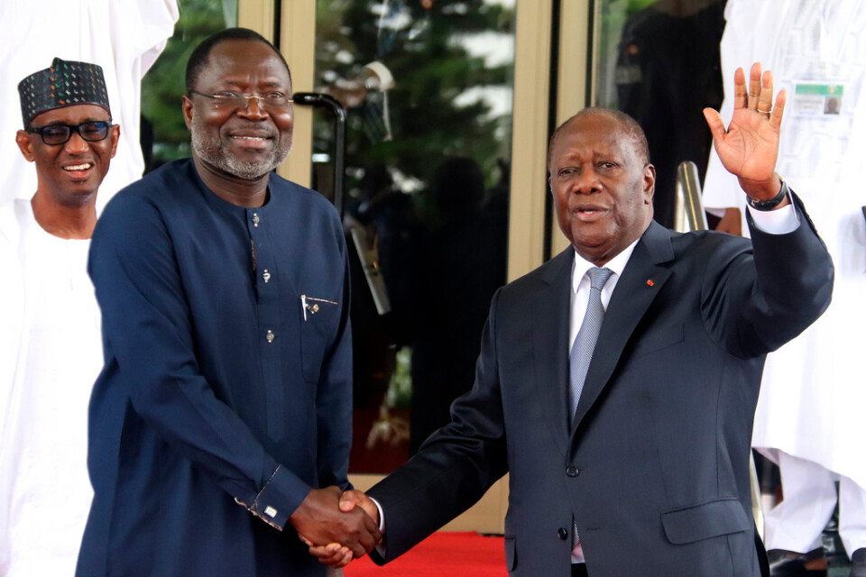 Ecowas ordförande, Omar Alieu Touray från Gambia, till vänster, hälsar på Elfenbenskustens president Alassane Ouattara när Ecowas-mötet inleddes.