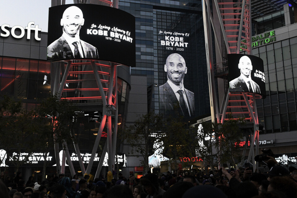 Världen sörjer Kobe Bryant efter helikopterkraschen utanför Los Angeles i söndags.