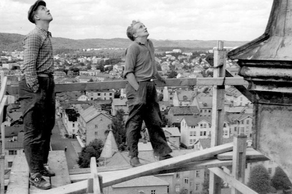 1951 blickar en oberörd Lein Friberg(tv) uppåt. Platsen är på några meter när identisk med där BT stod i årets reportage. Mannen till öäger är Kurt Pettersson.