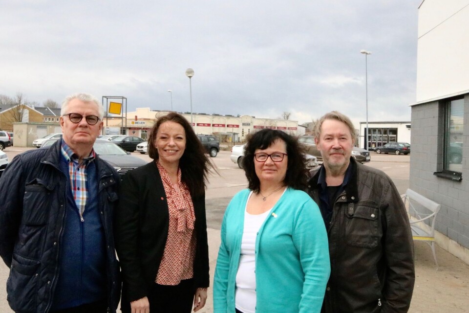 Majoriteten i Mörbylånga kommun, här Per-Olof Johansson (S), Anna-Kajsa Arnesson (C), Matilda Wärenfalk (S) och Per-Olov Johansson (C), får tuff kritik för hur de hanterar frågan om att bygga ett nytt äldreboende.