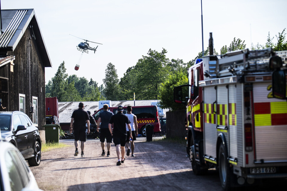 Räddningspersonal på plats under lördagen vid ledningsplatsen i Finsjö under skogsbranden.