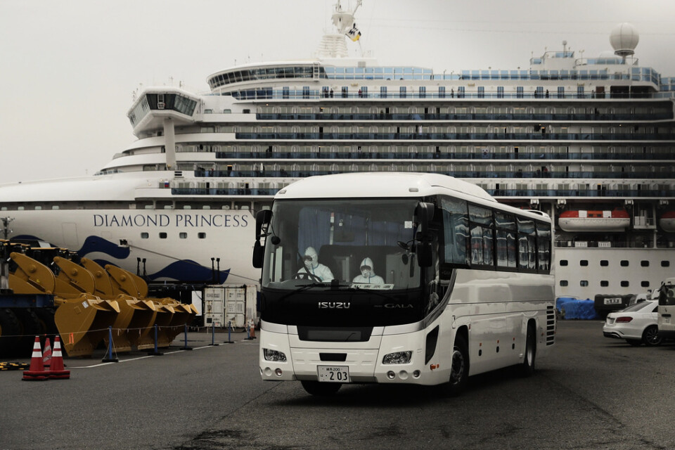 En buss lämnar hamnen där fartyget Diamond Princess ligger.