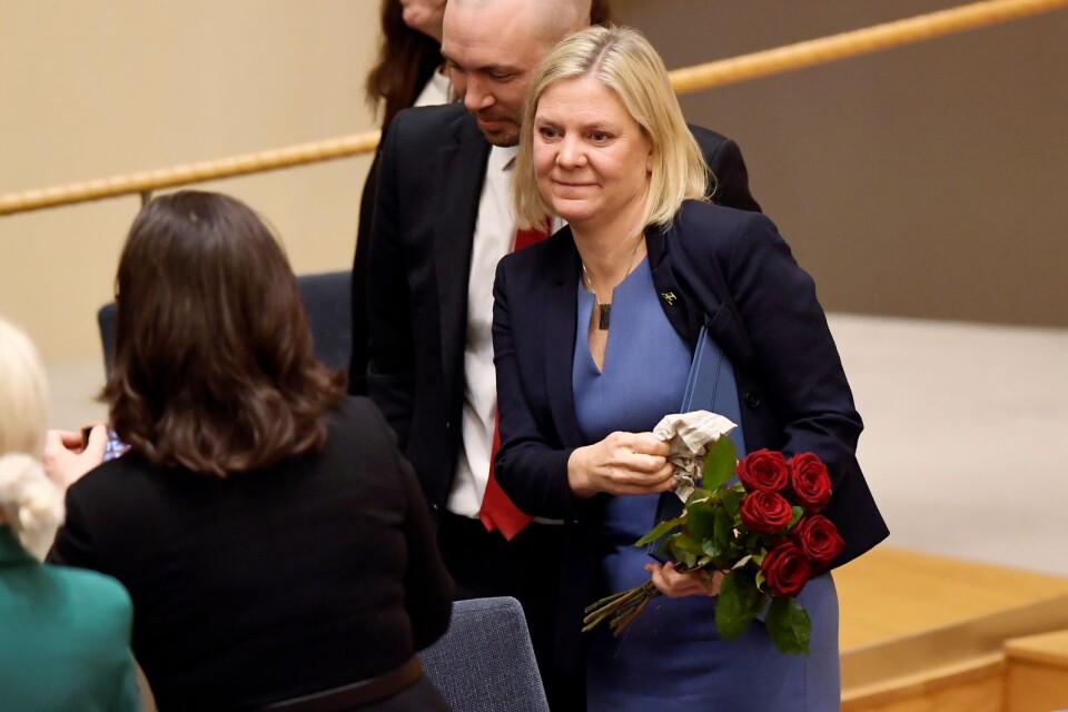 Nu är Magdalena Andersson statsminister. Och den politiska pappslöjden kan börja.