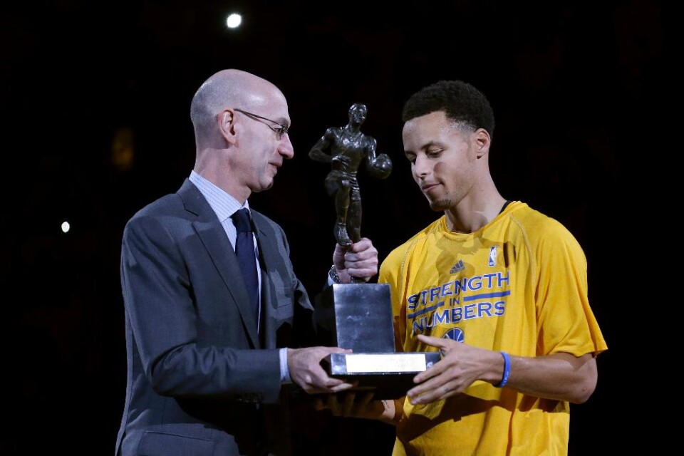 Först fick Stephen Curry pris som NBA-basketens mest värdefulla spelare. Sedan blev det förlust för hans Golden State Warriors i den andra kvartsfinalen hemma mot Memphis Grizzlies. Det försvarsstarka bortalaget höll Curry på relativt beskedliga 19 poän