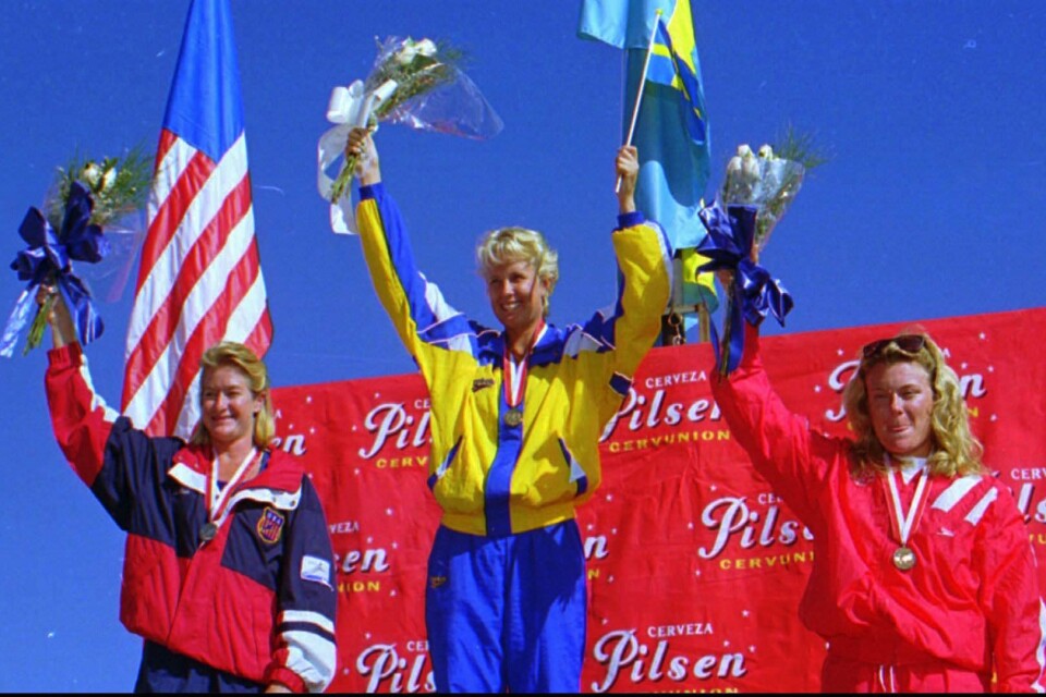 Helena Kjellander (i mitten) jublar vid prisutdelningen av slalomguldet i vattenskidor för 25 år sedan, 1997. Hon flankeras av amerikanskorna April Coble (till höger) och Elizabeth Lambert som tog silver respektive brons.