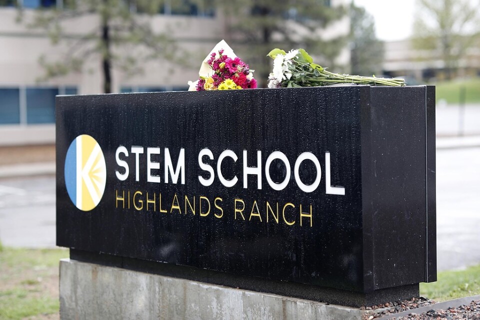 En elev dödades och åtta skadades vid en skolskjutning i Highlands Ranch i Colorado på tisdagen, lokal tid.