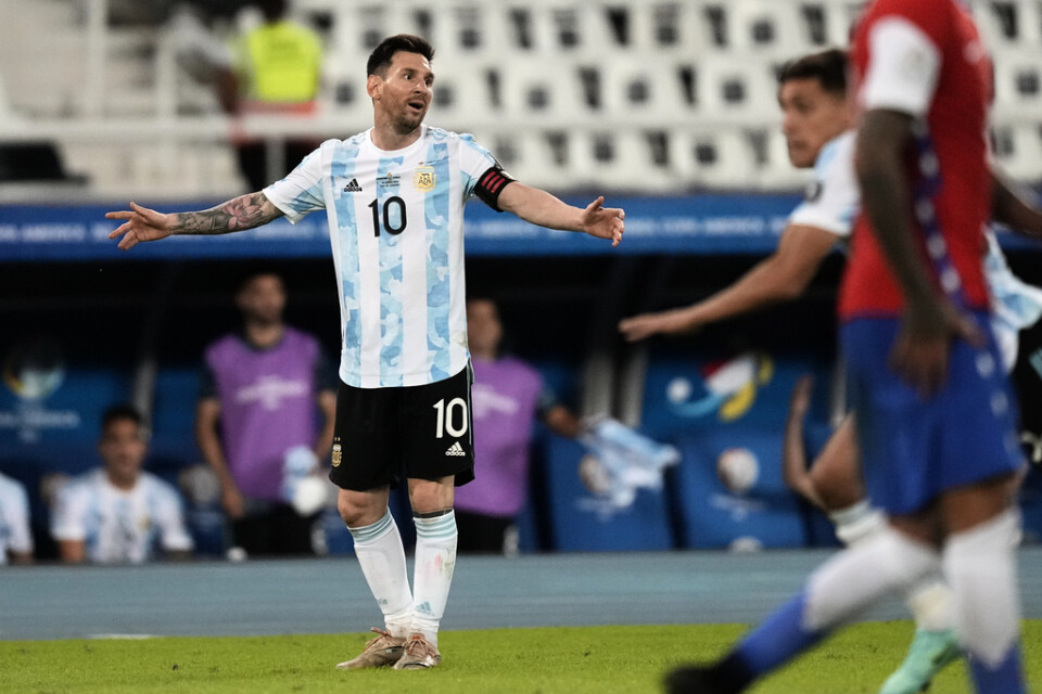 Lionel Messi slår ut med armarna i matchen mot Chile.