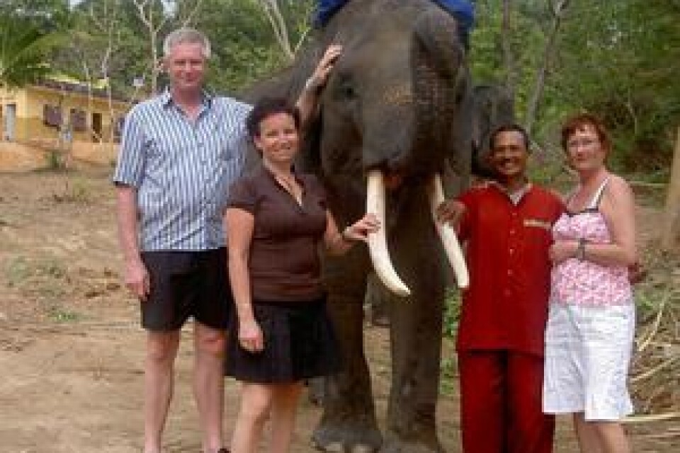 Här är en bild på mig, min man Arne och vår goda vän Anki från Veberöd samt två av djurskötarna och en av deras fina asiatiska elefant.