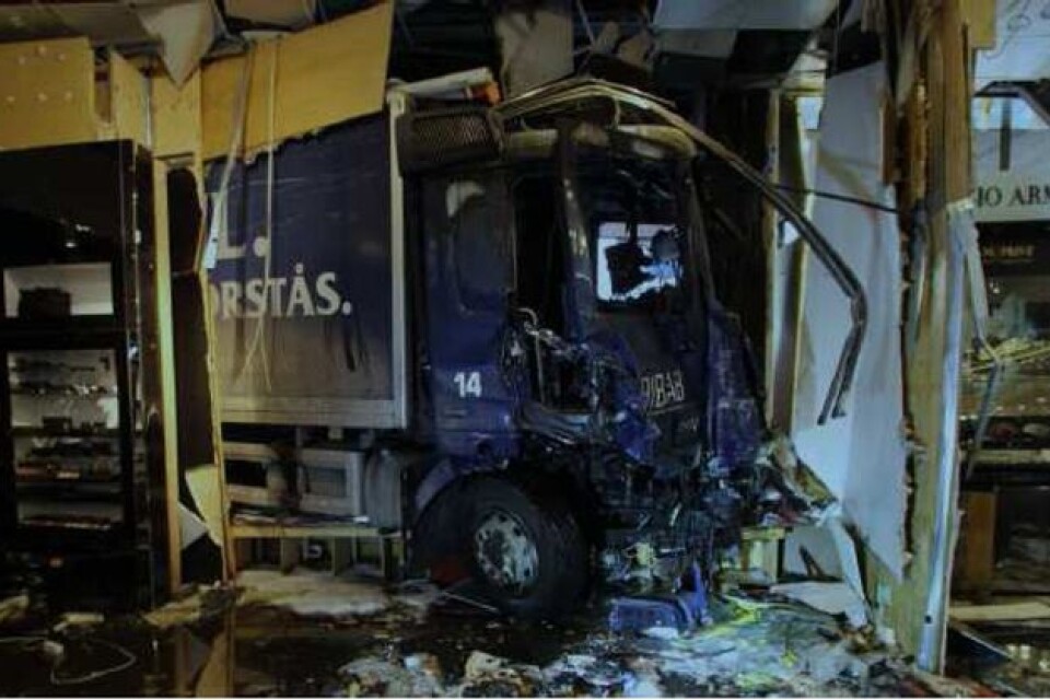Rakhmat Akilovs framfart i den lastbil han använde som vapen när han genomförde sitt terrordåd slutade först när han kraschade in i Åhlénsvaruhuset vid Sergels Torg.