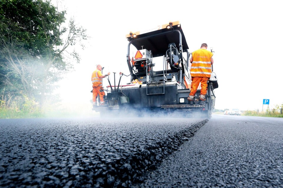 Miljonstödet hjälper kommunen att lägga förädla gammal asfalt för att underhålla landsbygdsvägar.