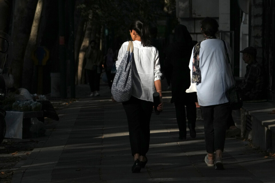 Kvinnor i Teheran vågar fortfarande visa sig utan slöja, men nya lagar skärper straffen mot dem som trotsar slöjtvånget. Bild från början av augusti.