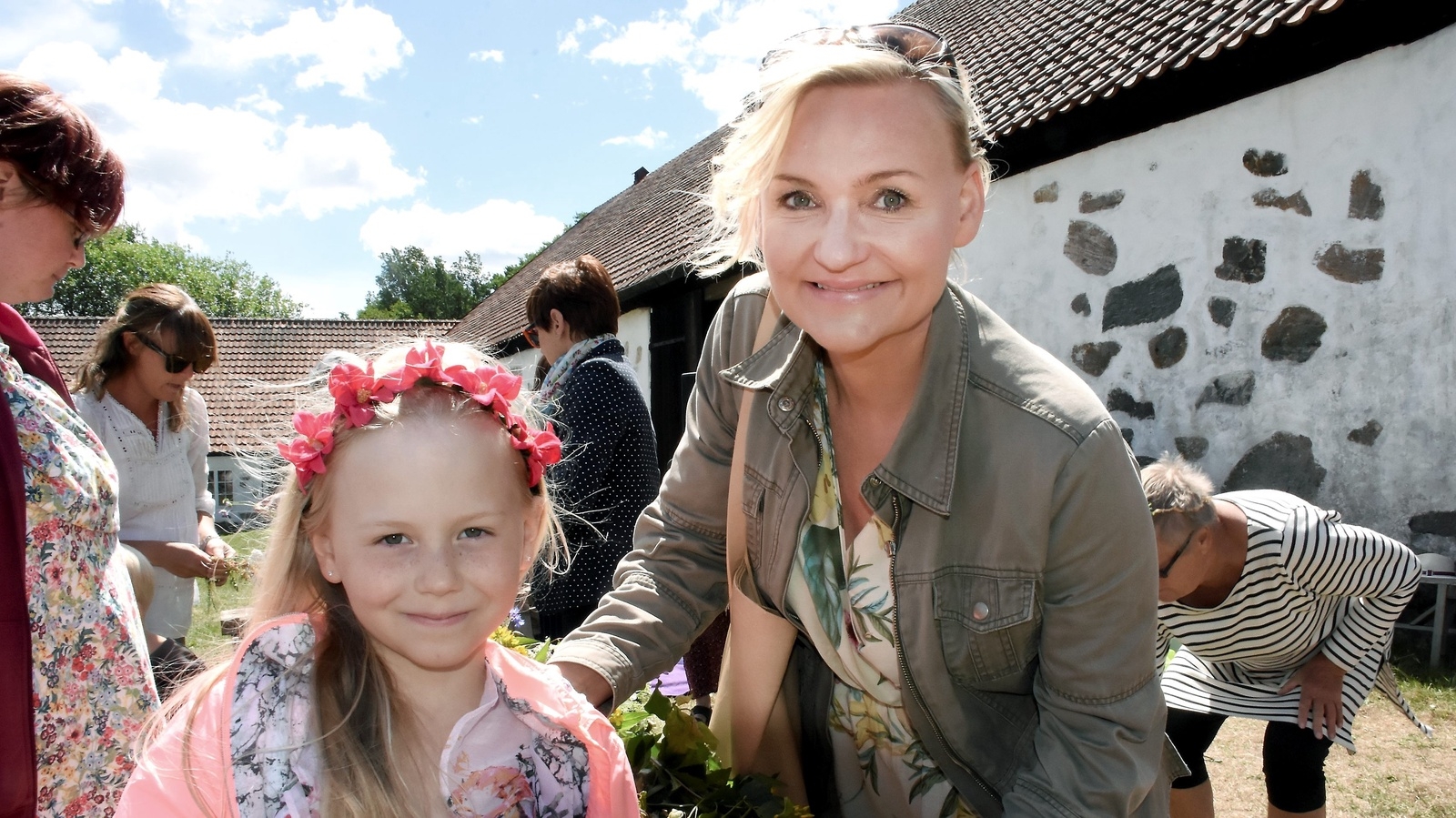Tiina Hälvä och dottern Sofia hjälpte till att klä midsommarstången på Hovdala. 	Foto: Helén Fingalsson