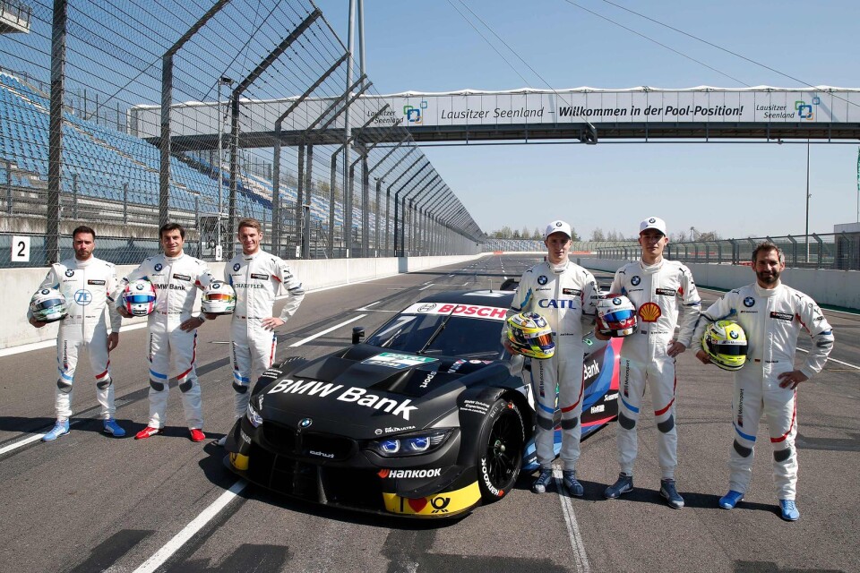 BMW-teamet vid testkörningen på Lausitzring. Joel Eriksson närmast till höger om bilen.