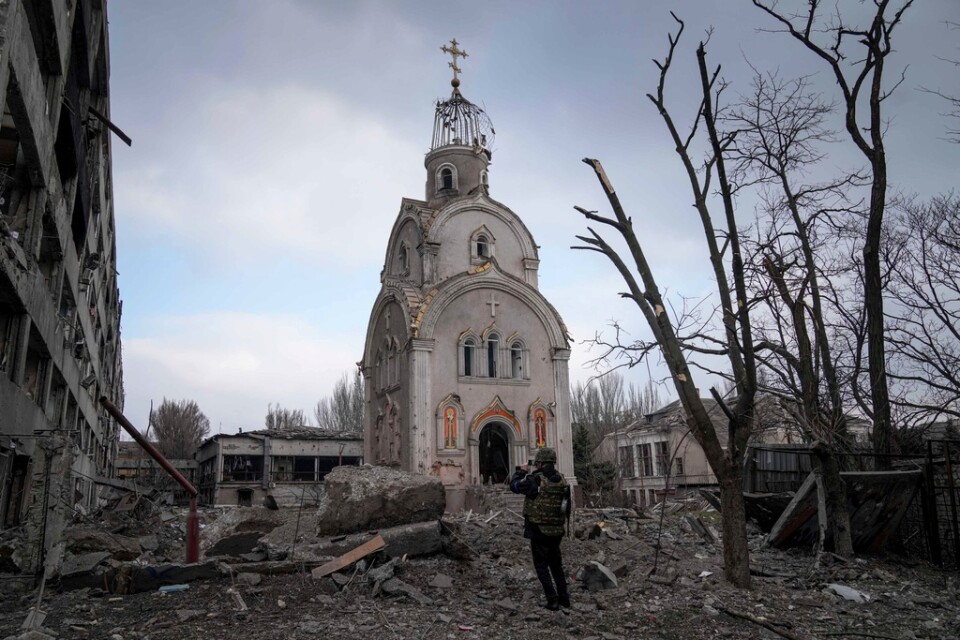 En kyrka står kvar – om än skadad – efter attackerna mot den utsatta ukrainska hamnstaden Mariupol i onsdags.