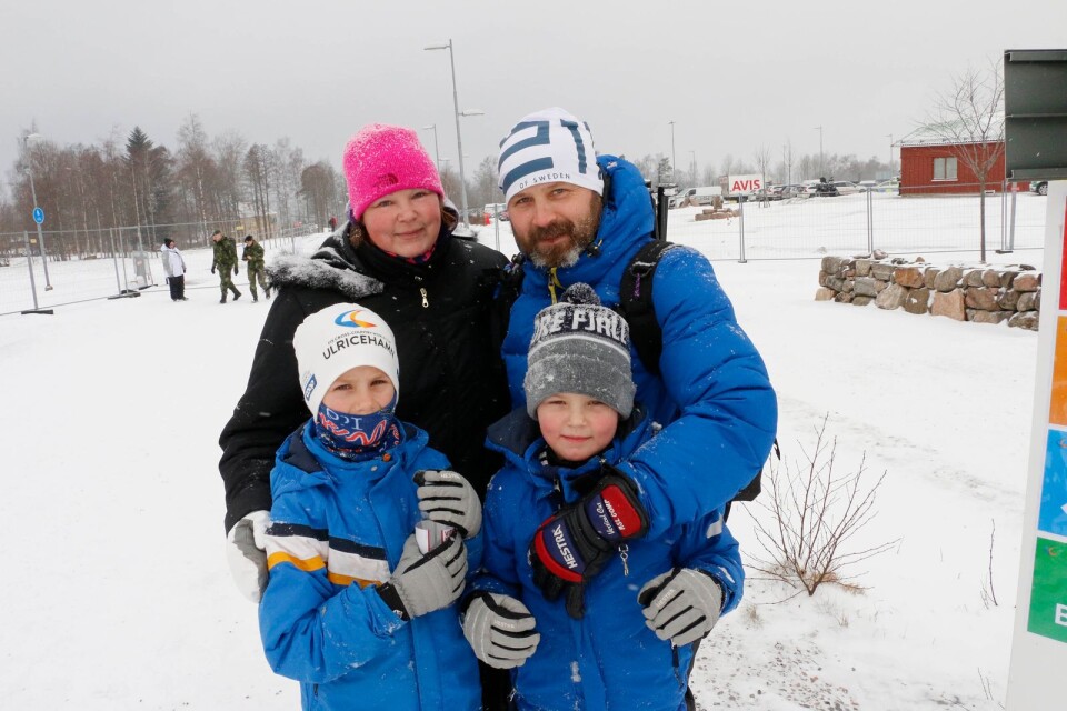 Sabina och Johan Tellander med barnen Hugo och Wilmer valde att åka hem tidigare när snön yrde.