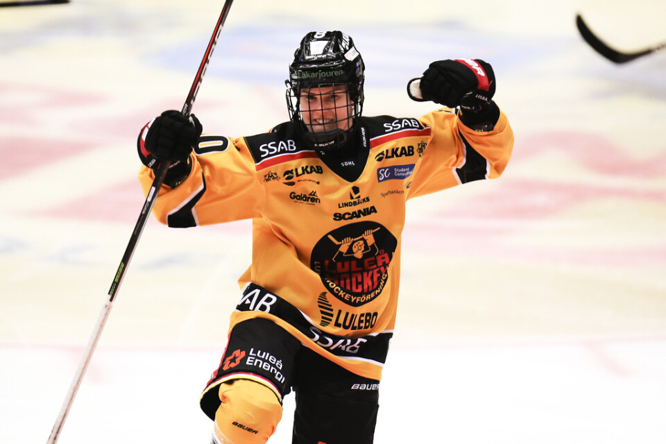 Josefine Persson blev tvåmålsskytt när Luleå besegrade HV71 och avancerade till SM-semifinal. Arkivbild.