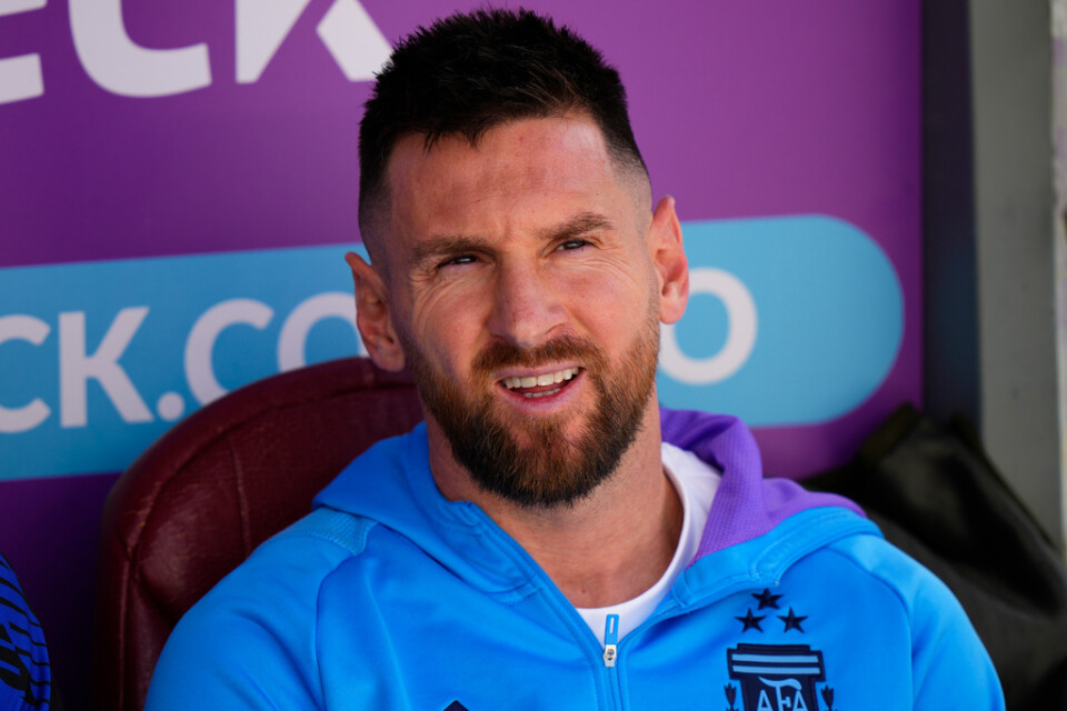 Världsstjärnan Lionel Messi var trött och såg på från sidan av planen när hans Argentina ändå ganska enkelt vann VM-kvalmatchen mot Bolivia med 3–0.