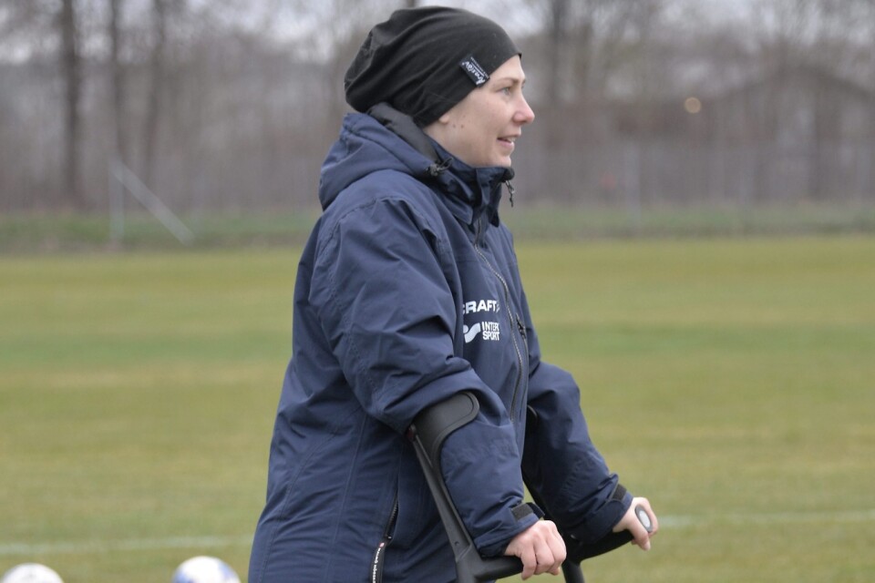 FC-tränaren Sonja Fransson har dragit av hälsenan men är kvick på kryckorna.                                  Foto: Marika Höghäll