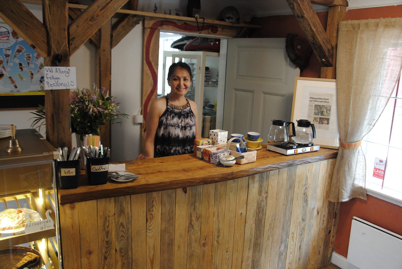 Maral Otileu sköter caféet opch serveringen.