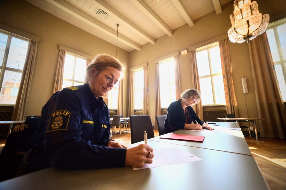 Lotta Petersson, chef för lokalpolisområde Nybro, och kommunalrådet Christina Davidson (C) lovar att tillsammans prioritera arbetet med ökad trygghet i Nybro.