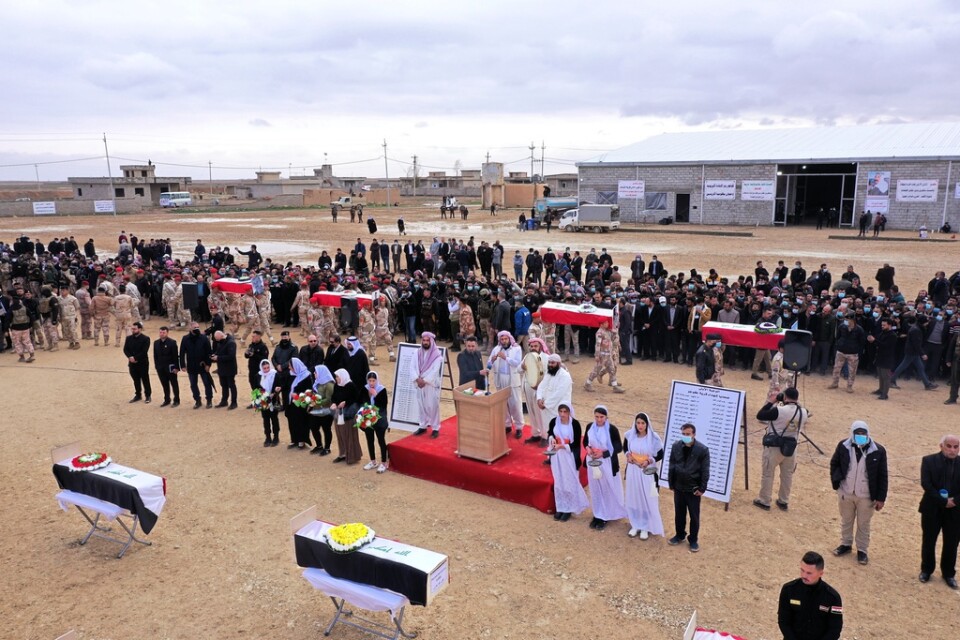Sörjande i Sinjar, Irak, förbereder en begravning av yazidier som mördats av IS. Bild från 2021.