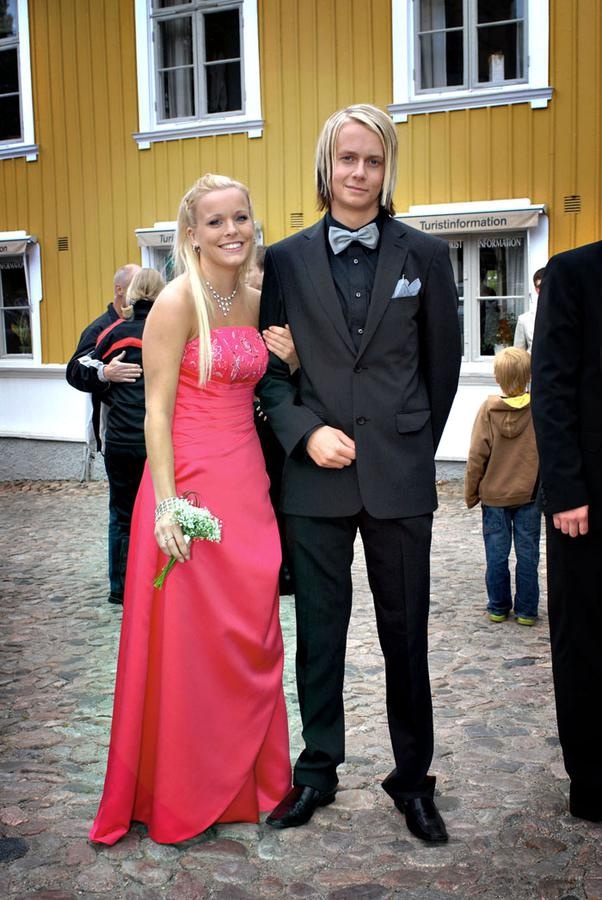 Annika Blixt och Mikael Carlsson, HP3. - Jag har köpt min i Skövde, 2 400 kostade klänningen. - Min kostym köpte jag i Borås. - Det ska bli kul i kväll.