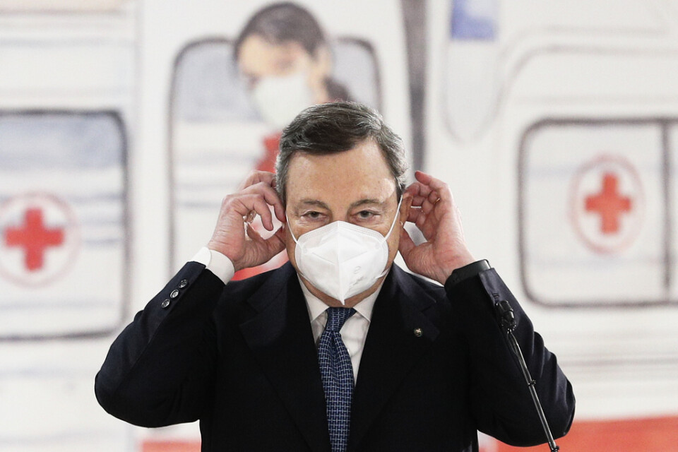 Italienska premiärministern Mario Draghi säger att regeringen gör allt för att förhindra en tredje våg av coronaviruset. På fredagen besökte han ett vaccinationscenter på flygplatsen Fiumicino utanför Rom.