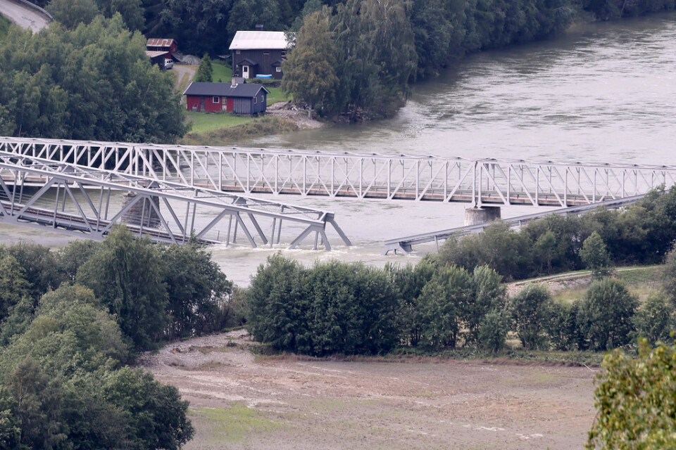 Järnvägsbron över Gudbrandsdalslågen bröts av under måndagen.
