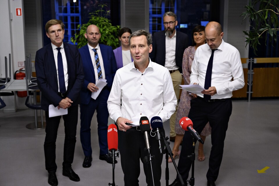 Justitieminister Nick Hækkerup (S) håller presskonferens tidigt på torsdagsmorgonen sedan S-regeringen kommit överens med folketingspartier om ett avtal om lättade coronarestriktioner.