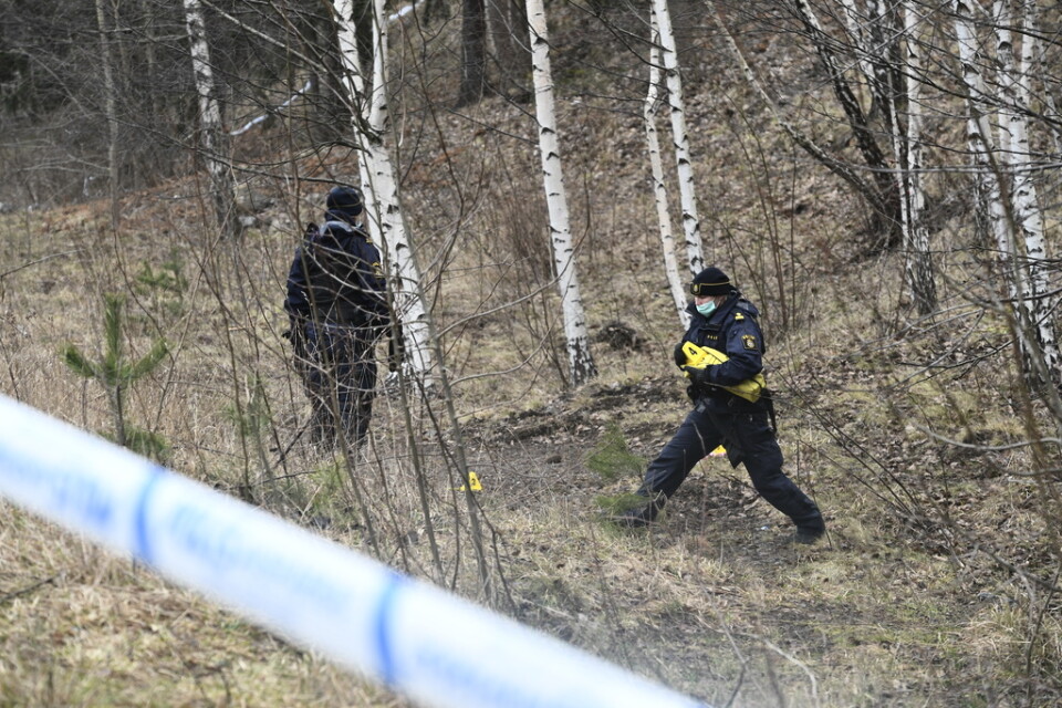 Polisens tekniker utreder ett misstänkt grovt brott i närheten av Södertörns högskola i Huddinge. Avspärrningarna hävdes under dagen.