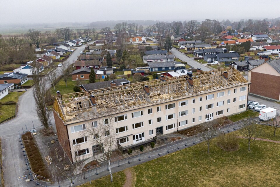The apartment buildings with 111 apartments in the Ringen block in Hanaskog are starting to be demolished.
