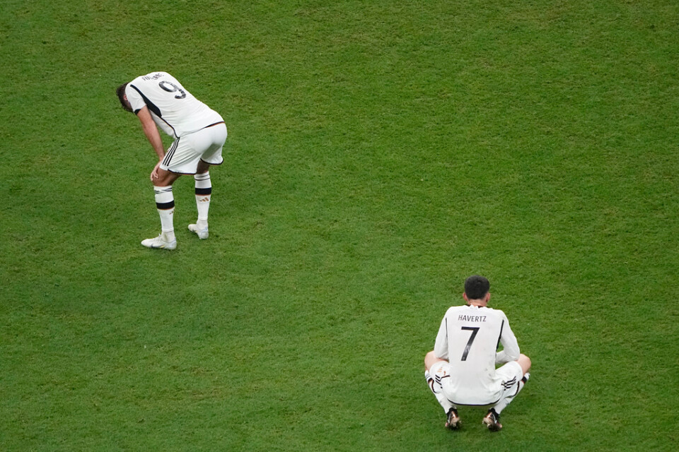 Niclas Füllkrug (till vänster) och Kai Havertz deppar efter Tysklands VM-fiasko. Arkivbild.