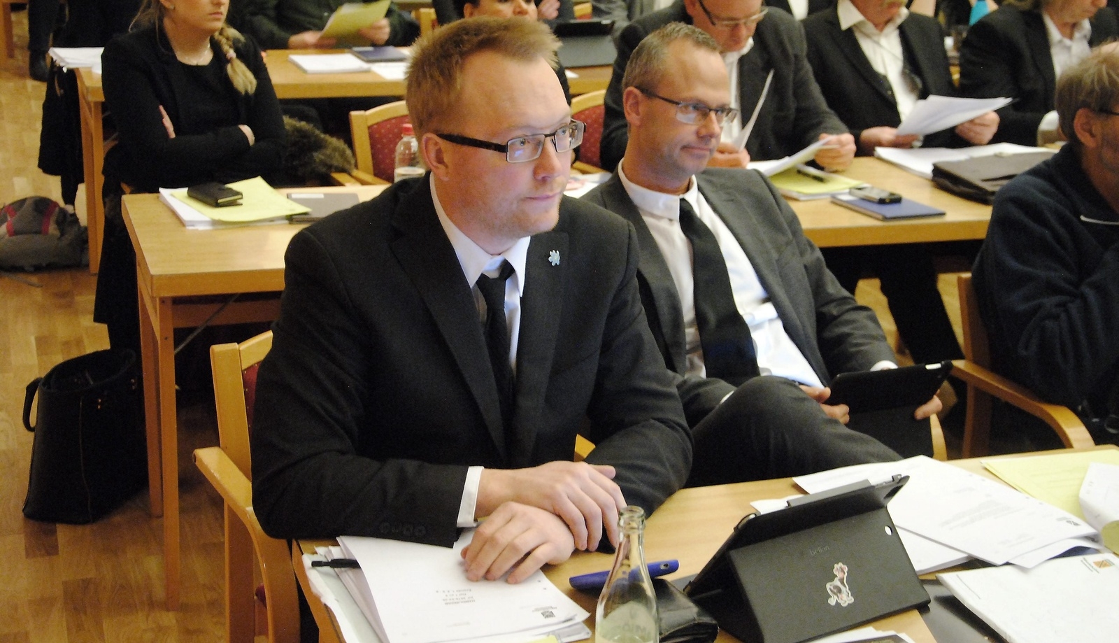 Ulf Erlandsson och Patrik Jönsson i SD kom i sorgens färger till fullmäktiges möte. FOTO: CARL-JOHAN BAULER