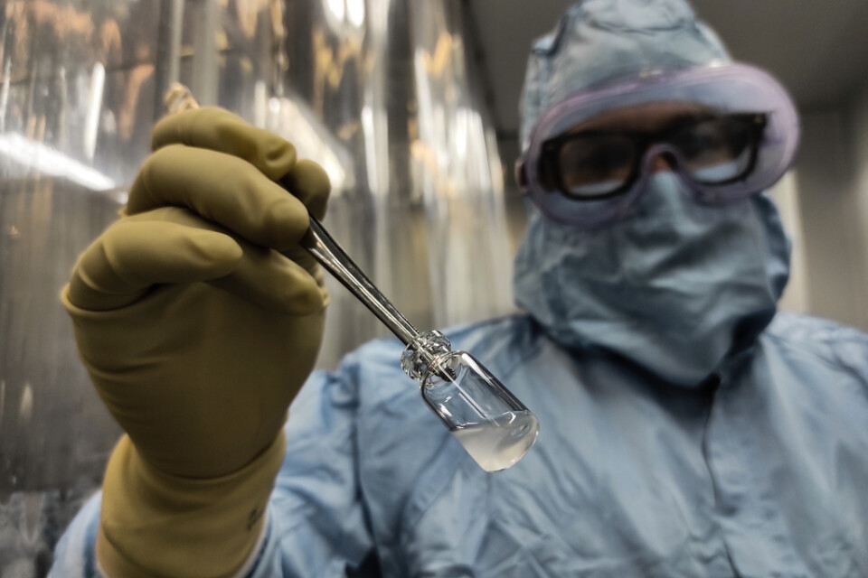 En anställd vid Finlay-institutets förpackningsanläggning i Havanna visar upp en dos av "Soberana 2", en av Kubas fyra vaccinkandidater.