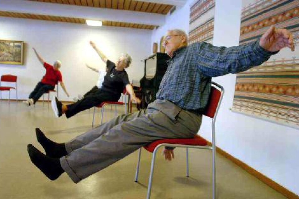 Sträck! Henning Johansson har gympat i 25 år. I år fyller han 92 och tycker fortfarande att det är roligt och viktigt att hålla i gång. Foto: Urban Nilsson