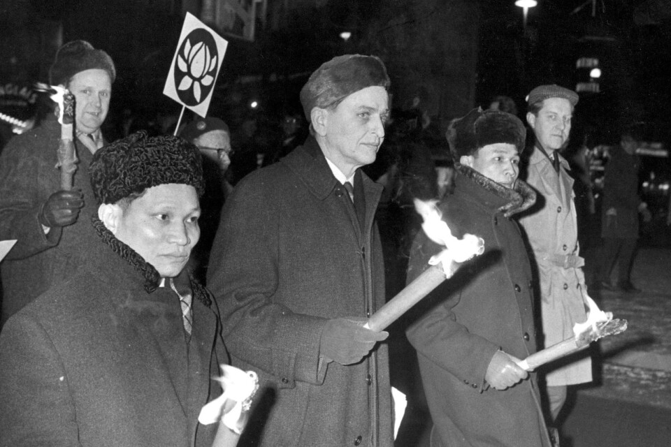 den 21 februari 1968 var statsrådet Olof Palme en av dem som gick i en FNL-demonstration mot Vietnamkriget. Här bland annat tillsammans med Nordvietnams Moskvaambassadör Nguyen Tho Chyan.