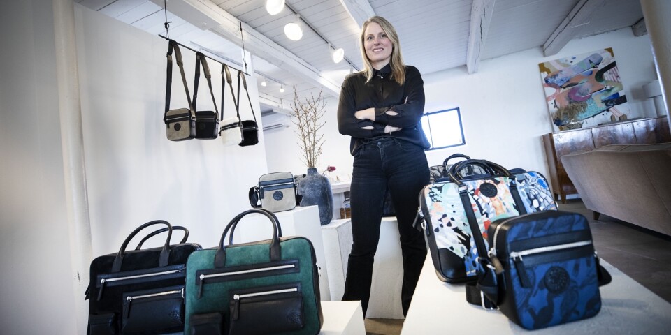Sandra Malmberg står för designen av väskorna. De färgglada väskorna har visat sig vara ett bra sätt att locka kunder, även om många sedan köper de lite mer nedtonade produkterna.