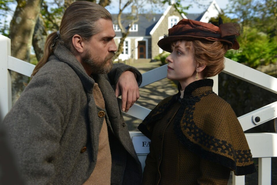 Esmar (Rudi Køhnke) och hans vän Livia (Livia Millhagen) hjälps åt för att lösa hans knipa i ”Fågelfångarens son”.