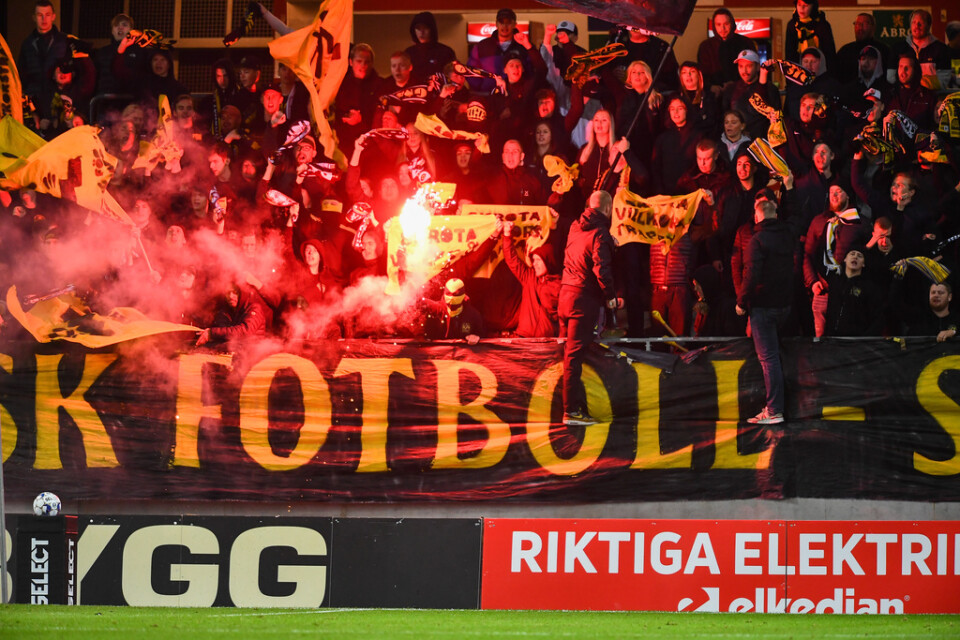 AIK:s supportrar tände bengaler i samband med matchen borta mot Kalmar FF i förra veckan.