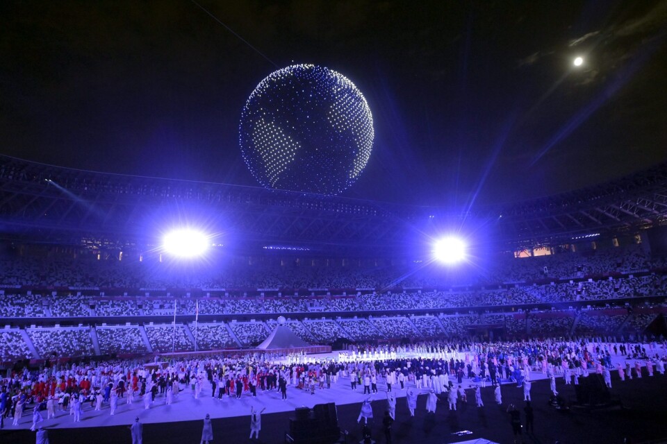 1 824 drönare formerar sig till en jordglob över olympiastadion i Tokyo under invigningen av sommarspelen.